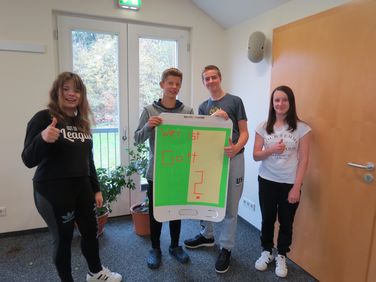 Schüler der 9. Realschulklassen aus der Lichtbergschule Eiterfeld präsentieren ihre Ergebnisse der TapeArt-Aktion zur Vorbereitung der Gespräche mit den Diakonen